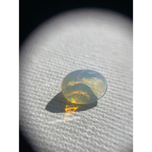 2 carat Welo Opal - Oval Cut - Picture 5 of 8
